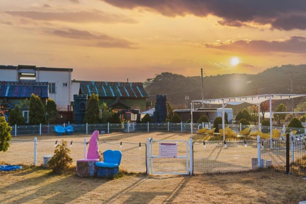 Lala Land Pet Friendly Pension Gyeongju Bagian luar foto